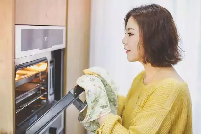 小曼最新深度解析，背景、重要事件與地位探究